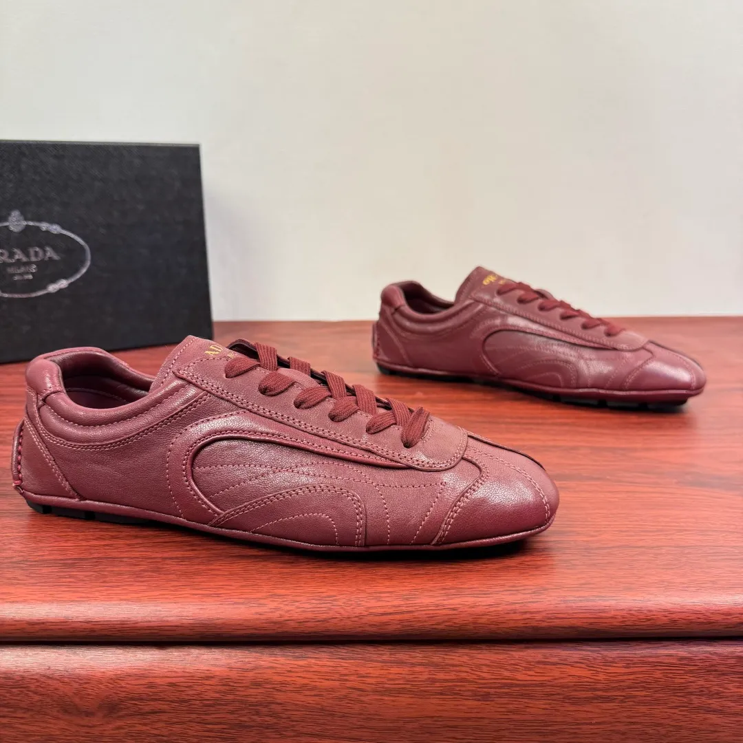 Batch 780 Prada/Prada Montecarlo Re-Edition 2005 Nappa sheepskin/nubuck leather sneakers, men's men's men's shoes for easy shipping! Featuring an antique finish, these sneakers combine style and comfort in a sophisticated and innovative design. The silhouette inspired by driving shoes is soft and flexible, and the deconstructed sole gives it a lightweight look and smooth aesthetic. Prominent top stitching enhances the sporty soul of this hybrid sneaker. It is paired with a lightweight and flexible rubber sole, a visible convex sole pattern embellishment, and a wrapped insole. The whole package! Size: 39-40-41-42-43-44 Leather shoe size Item number: 4E1165 Sheepskin wine red